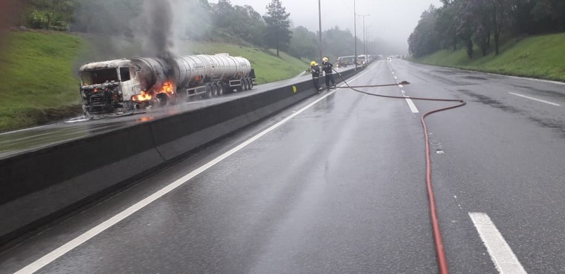 Carreta bitrem com carga inflamavel pega fogo na BR-101 em garuva 4