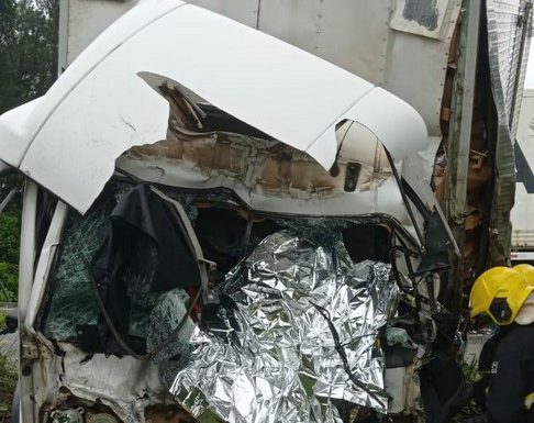 Grave acidente entre caminhoes na SC-416 resulta em um obito 2