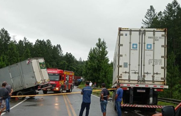 Grave acidente entre caminhoes na SC-416 resulta em um obito 3