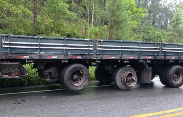 Grave acidente entre caminhoes na SC-416 resulta em um obito 4