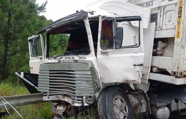 Grave acidente entre caminhoes na SC-416 resulta em um obito 5