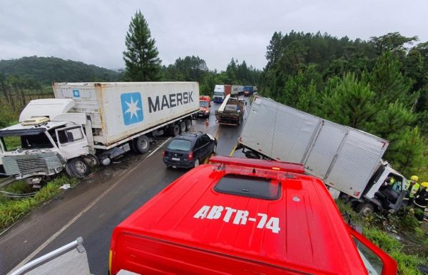 Grave acidente entre caminhoes na SC-416 resulta em um obito 6