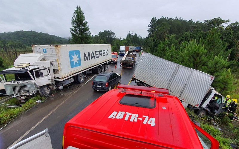 Grave acidente entre caminhoes na SC-416 resulta em um obito 6