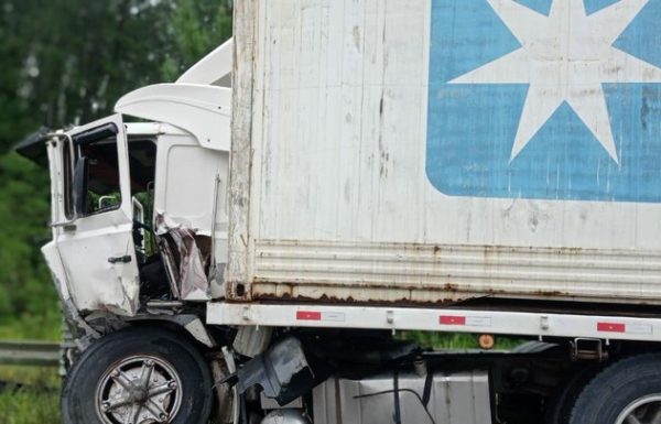 Grave acidente entre caminhoes na SC-416 resulta em um obito 7