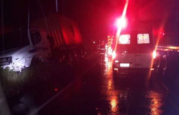 acidente entre um automovel e dois caminhoes causa mais uma morte na rodovia SC-416 2