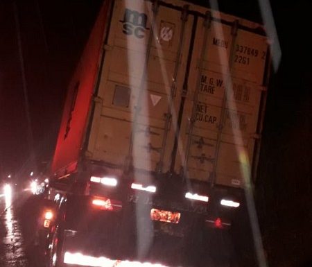 acidente entre um automovel e dois caminhoes causa mais uma morte na rodovia SC-416 7