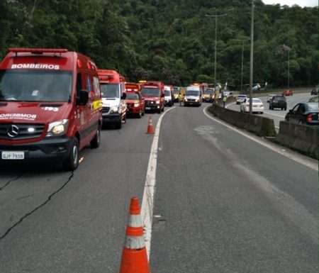 onibus capota proximo a Curva da Santa quando descia a Serra do Mar pela BR-376 3