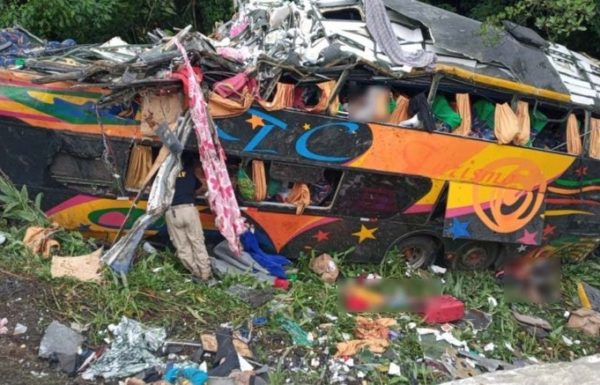 onibus capota proximo a Curva da Santa quando descia a Serra do Mar pela BR-376