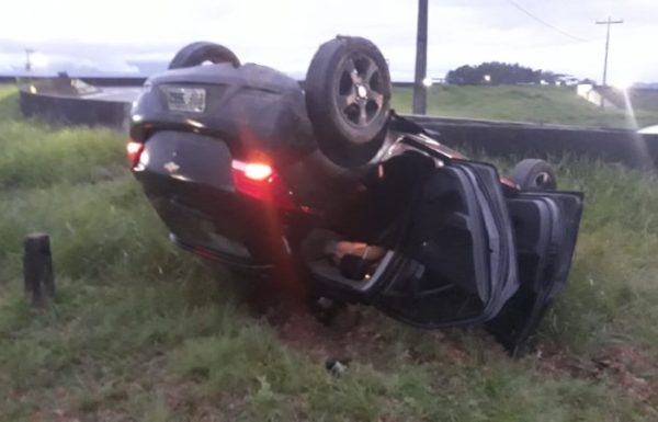 1 Automovel capota no trevo de acesso a Garuva via BR-101