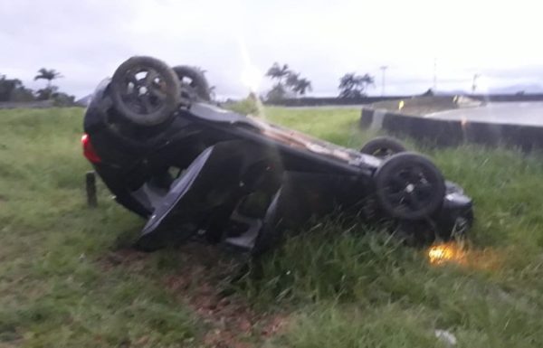 2 Automovel capota no trevo de acesso a Garuva via BR-101