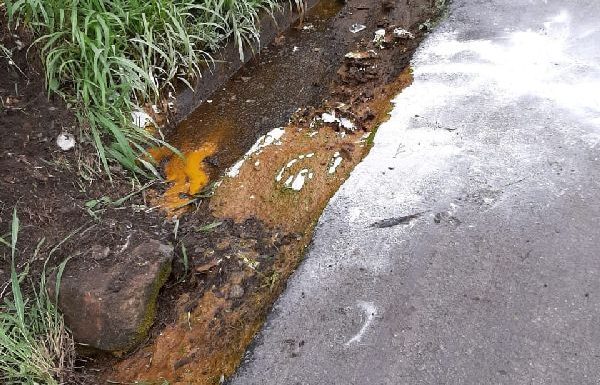 Caminhao com produto perigoso tomba e Defesa Civil desaconselha banho em rio de garuva_01
