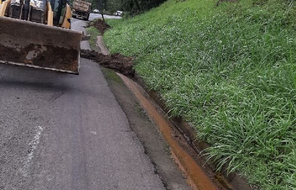 Caminhao com produto perigoso tomba e Defesa Civil desaconselha banho em rio de garuva_02