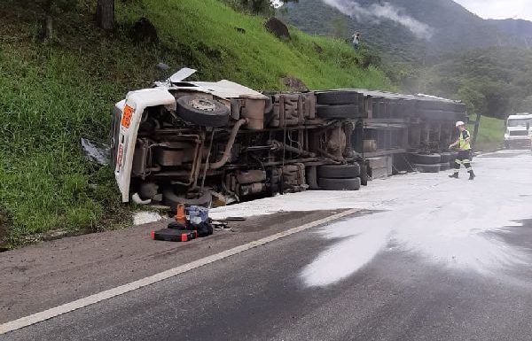 Caminhao com produto perigoso tomba e Defesa Civil desaconselha banho em rio de garuva_03