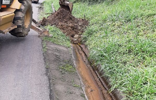 Caminhao com produto perigoso tomba e Defesa Civil desaconselha banho em rio de garuva_04