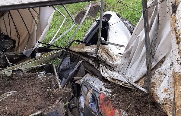 Caminhao com produto perigoso tomba e Defesa Civil desaconselha banho em rio de garuva_05