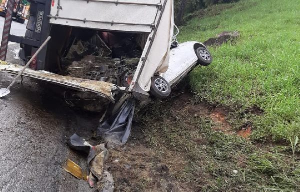 Caminhao com produto perigoso tomba e Defesa Civil desaconselha banho em rio de garuva_06