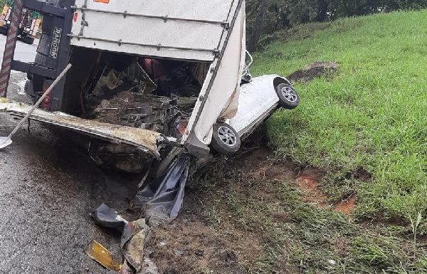 Caminhao com produto perigoso tomba e Defesa Civil desaconselha banho em rio de garuva_07