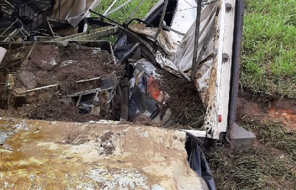 Caminhao com produto perigoso tomba e Defesa Civil desaconselha banho em rio de garuva_08