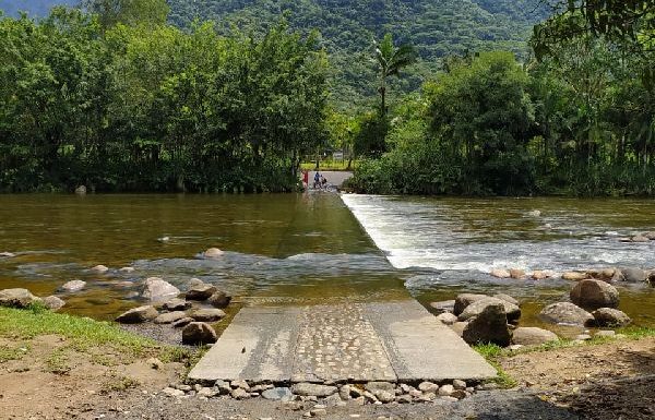 Caminhao com produto perigoso tomba e Defesa Civil desaconselha banho em rio de garuva_09