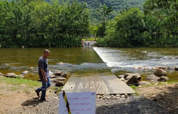 Caminhao com produto perigoso tomba e Defesa Civil desaconselha banho em rio de garuva_10