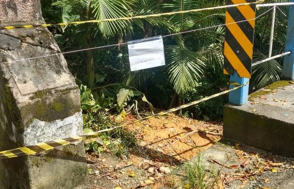 Caminhao com produto perigoso tomba e Defesa Civil desaconselha banho em rio de garuva_12