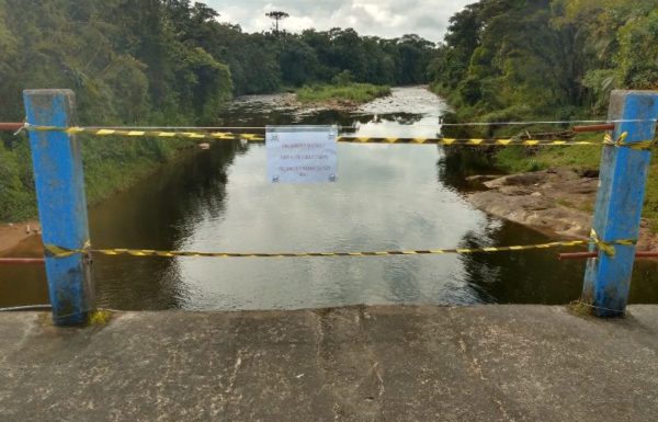 Caminhao com produto perigoso tomba e Defesa Civil desaconselha banho em rio de garuva_13