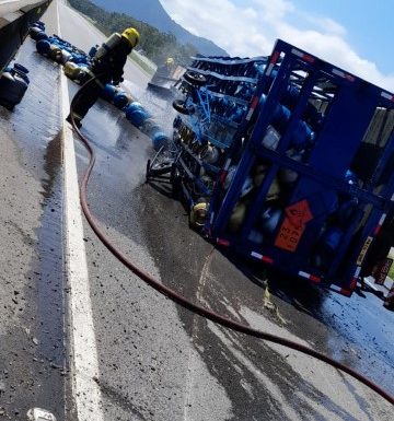 Caminhao transportando botijoes de gas tomba na br-101 proximo ao acesso de Garuva 1 (Tribuna de Itapoá)