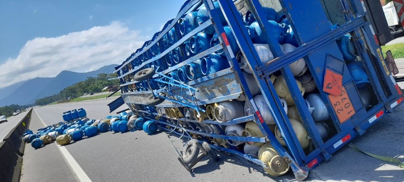 Caminhao transportando botijoes de gas tomba na br-101 proximo ao acesso de Garuva 2 (Tribuna de Itapoá)
