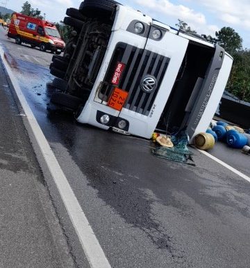 Caminhao transportando botijoes de gas tomba na br-101 proximo ao acesso de Garuva 3 (Tribuna de Itapoá)