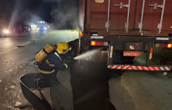 Incendio em caminhao na SC-416 sai mirim em Itapoa 1 (Tribuna de Itapoa)