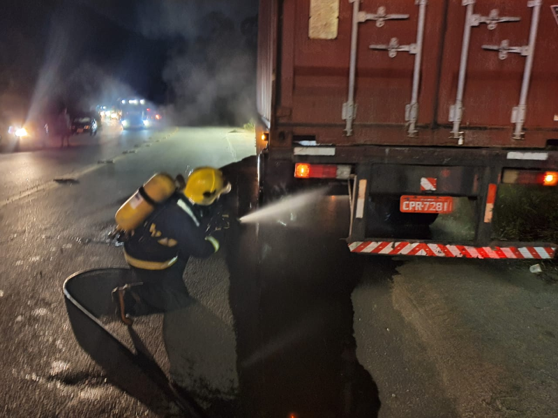 Incendio em caminhao na SC-416 sai mirim em Itapoa 1 (Tribuna de Itapoa)