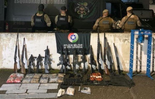Policiais militares do BOPE, Itapoa e Joinville desarticulam arsenal de organizacao criminosa (Tribuna de Itapoa)