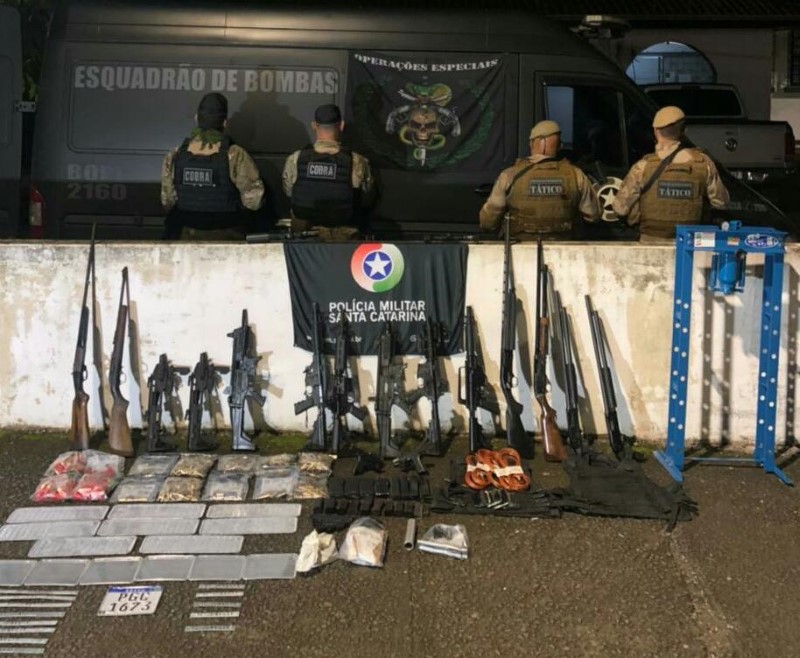 Policiais militares do BOPE, Itapoa e Joinville desarticulam arsenal de organizacao criminosa (Tribuna de Itapoa)