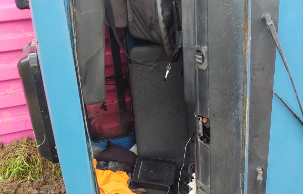 1 - Motorista fica levemente ferido apos tombamento de caminhao na SC-416 em Itapoa (Tribuna de Itapoa)