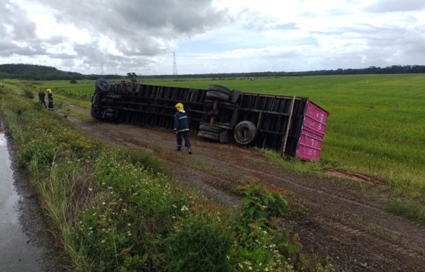 2 - Motorista fica levemente ferido apos tombamento de caminhao na SC-416 em Itapoa (Tribuna de Itapoa)