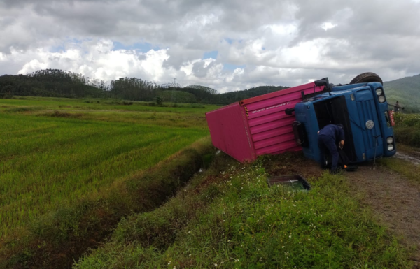 3 - Motorista fica levemente ferido apos tombamento de caminhao na SC-416 em Itapoa (Tribuna de Itapoa)