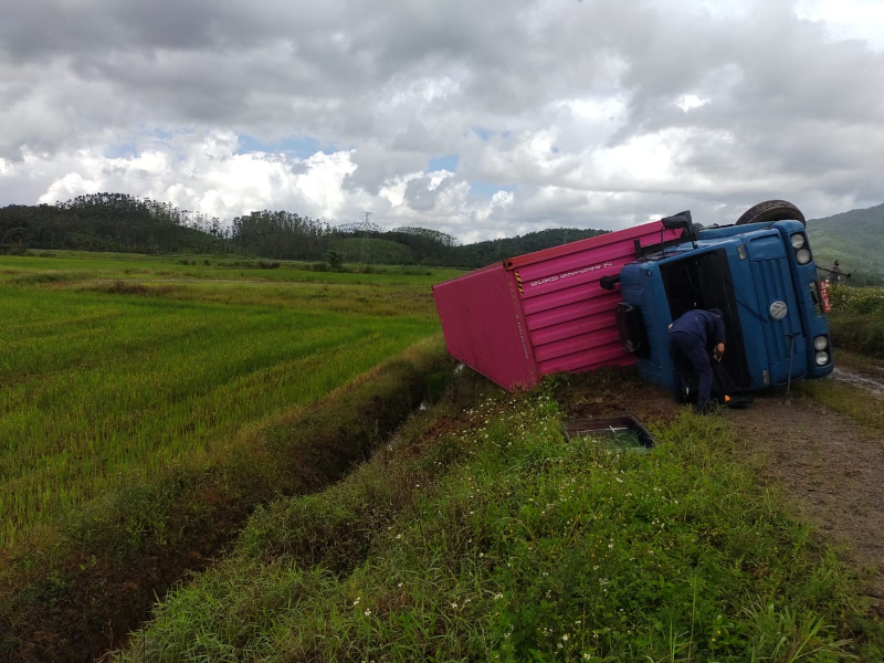 3 - Motorista fica levemente ferido apos tombamento de caminhao na SC-416 em Itapoa (Tribuna de Itapoa)