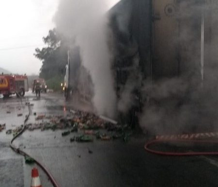 Carreta pega fogo na BR-101 e saqueadores intimidam o trabalho dos bombeiros de Garuva 1 (Tribuna de Itapoa)