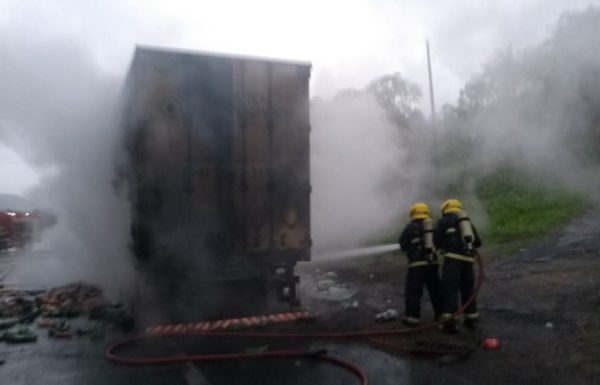 Carreta pega fogo na BR-101 e saqueadores intimidam o trabalho dos bombeiros de Garuva 2 (Tribuna de Itapoa)
