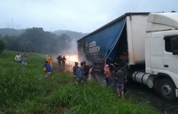 Carreta pega fogo na BR-101 e saqueadores intimidam o trabalho dos bombeiros de Garuva 3 (Tribuna de Itapoa)