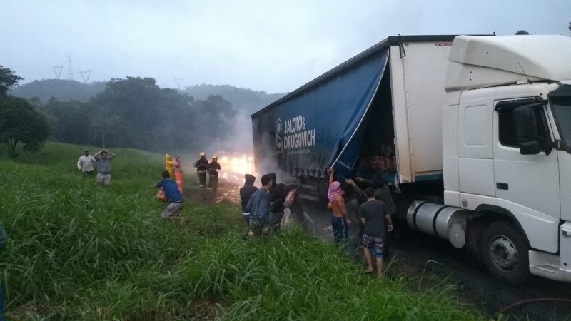 Carreta pega fogo na BR-101 e saqueadores intimidam o trabalho dos bombeiros de Garuva 3 (Tribuna de Itapoa)