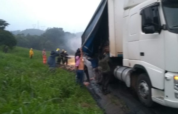 Carreta pega fogo na BR-101 e saqueadores intimidam o trabalho dos bombeiros de Garuva 4 (Tribuna de Itapoa)