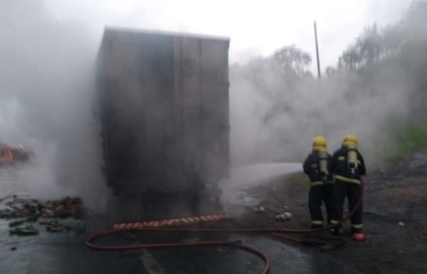 Carreta pega fogo na BR-101 e saqueadores intimidam o trabalho dos bombeiros de Garuva 6 (Tribuna de Itapoa)