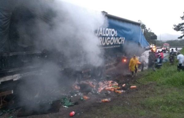 Carreta pega fogo na BR-101 e saqueadores intimidam o trabalho dos bombeiros de Garuva 7 (Tribuna de Itapoa)