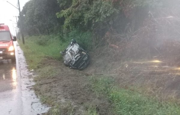 Homem fica levemente ferido apos capotamento no caminho da Onca em Itapoa 1 (Tribuna de Itapoa)