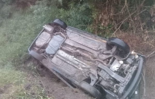 Homem fica levemente ferido apos capotamento no caminho da Onca em Itapoa 2 (Tribuna de Itapoa)