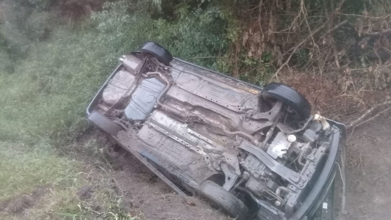 Homem fica levemente ferido apos capotamento no caminho da Onca em Itapoa 2 (Tribuna de Itapoa)