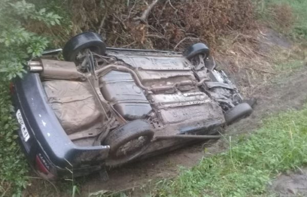 Homem fica levemente ferido apos capotamento no caminho da Onca em Itapoa 3 (Tribuna de Itapoa)