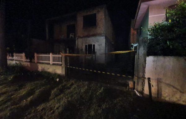 Sobrado pega fogo no balneario Brasilia em Itapoa 2 (Tribuna de Itapoa)