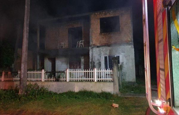 Sobrado pega fogo no balneario Brasilia em Itapoa 3 (Tribuna de Itapoa)